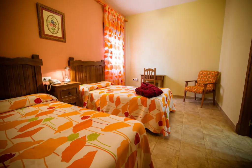 Habitación doble en tonos cálidos