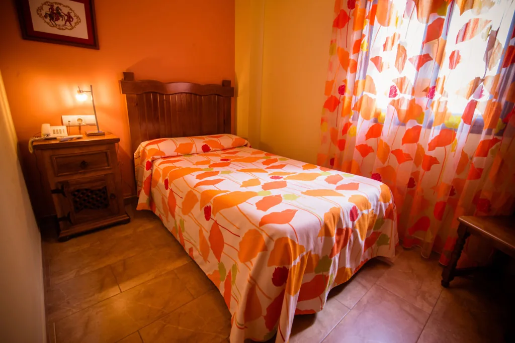 Habitación doble con cabecero rústico