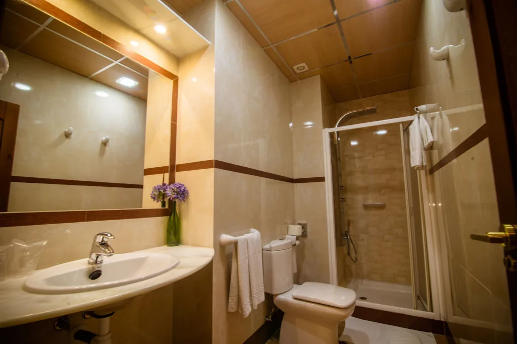 Baño equipado de una habitación del hotel