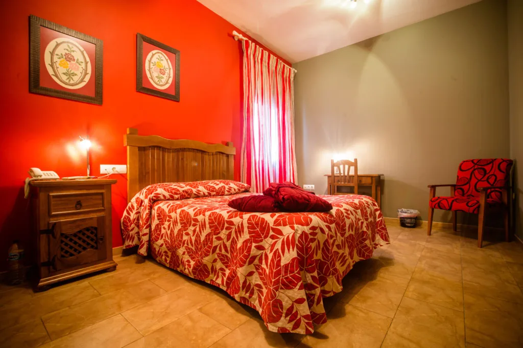 Habitación doble con decoración rústica en tonos rojos