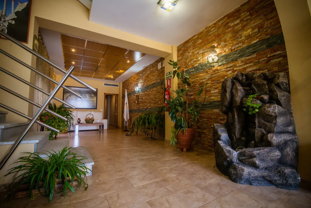 Zona interior con escalera y decoración rústica